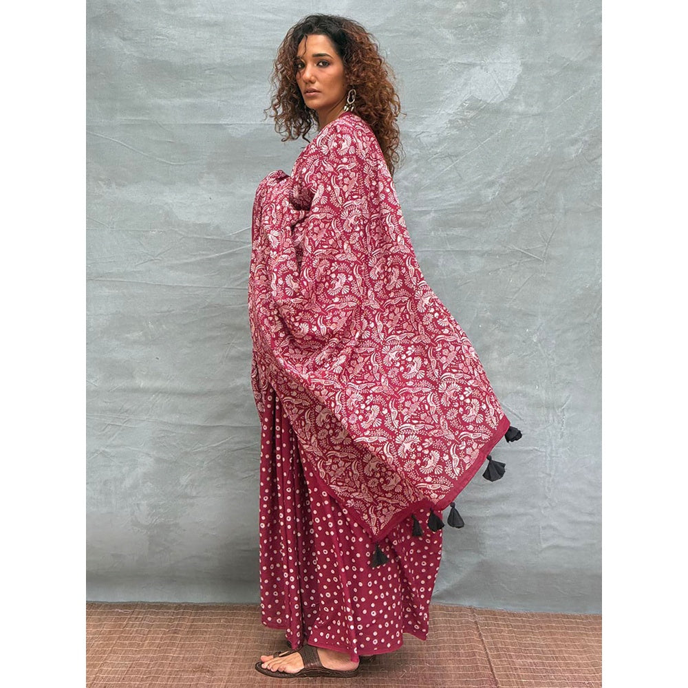 Chidiyaa Women Maroon Pure Cotton Printed Saree with Unstitched Blouse