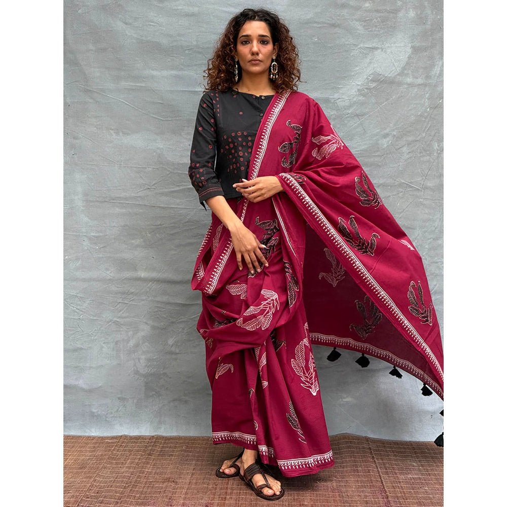 Chidiyaa Women Maroon Pure Cotton Printed Saree with Unstitched Blouse