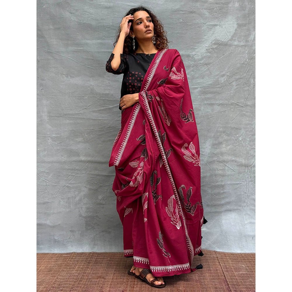 Chidiyaa Women Maroon Pure Cotton Printed Saree with Unstitched Blouse
