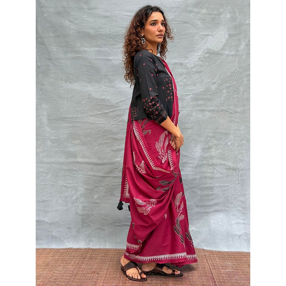 Chidiyaa Women Maroon Pure Cotton Printed Saree with Unstitched Blouse