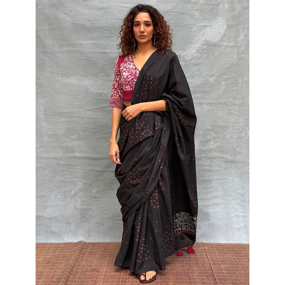 Chidiyaa Women Black Pure Cotton Printed Saree with Unstitched Blouse