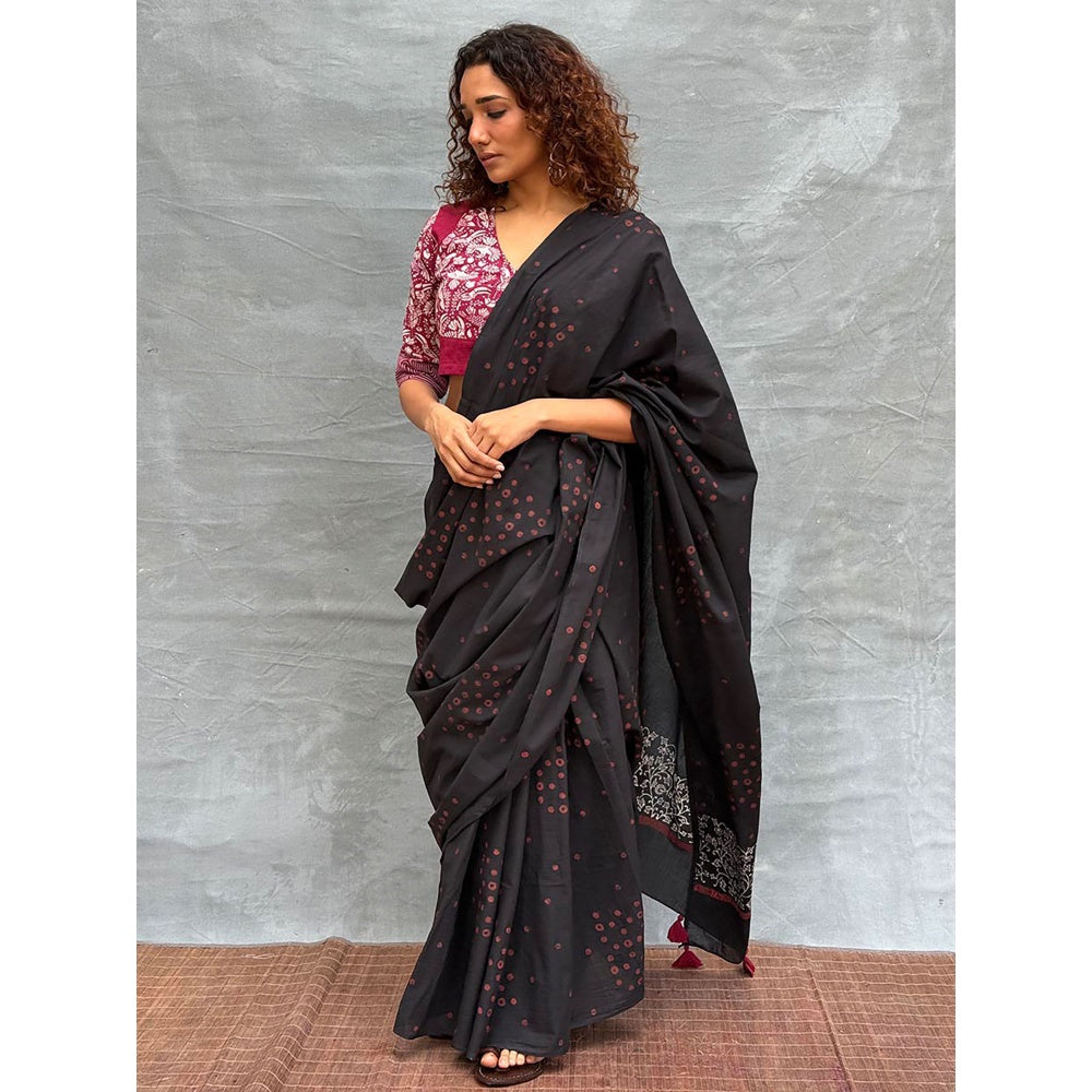 Chidiyaa Women Black Pure Cotton Printed Saree with Unstitched Blouse
