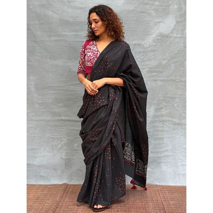 Chidiyaa Women Black Pure Cotton Printed Saree with Unstitched Blouse