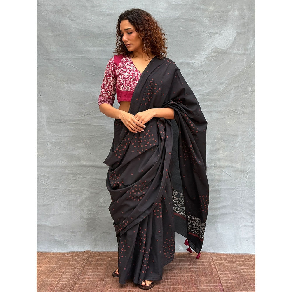 Chidiyaa Women Black Pure Cotton Printed Saree with Unstitched Blouse