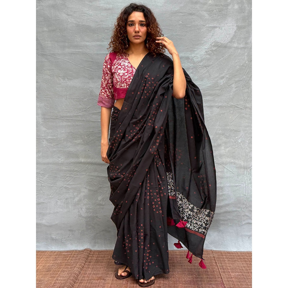 Chidiyaa Women Black Pure Cotton Printed Saree with Unstitched Blouse