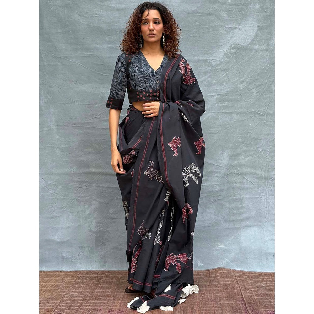 Chidiyaa Women Black Pure Cotton Printed Saree with Unstitched Blouse