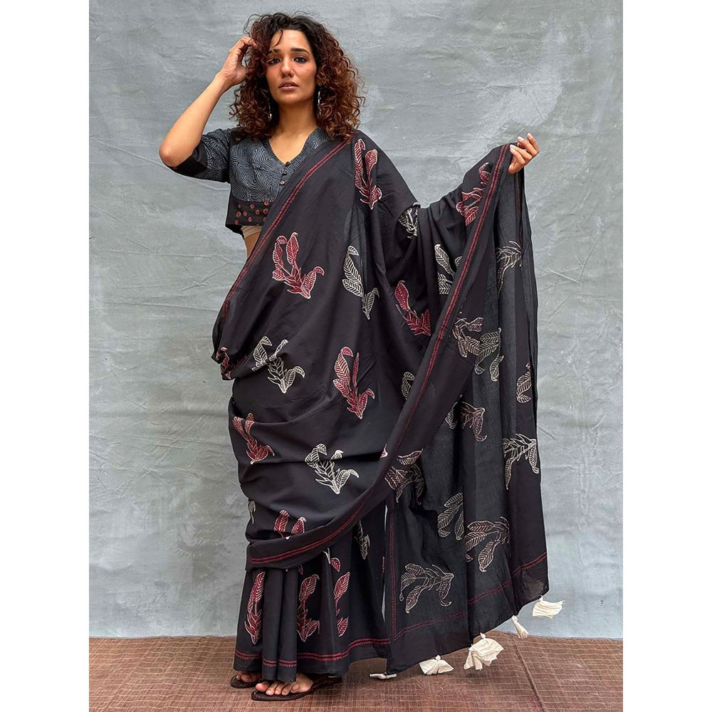 Chidiyaa Women Black Pure Cotton Printed Saree with Unstitched Blouse