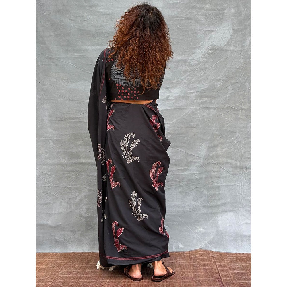 Chidiyaa Women Black Pure Cotton Printed Saree with Unstitched Blouse