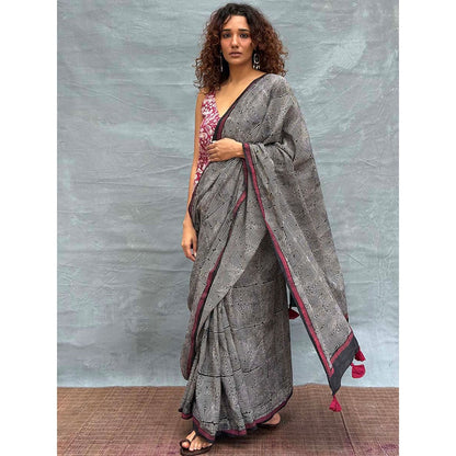 Chidiyaa Women Black Pure Cotton Printed Saree with Unstitched Blouse