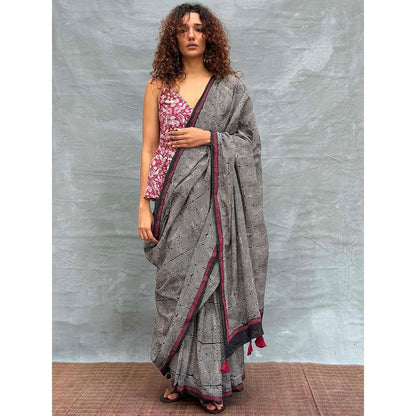 Chidiyaa Women Black Pure Cotton Printed Saree with Unstitched Blouse