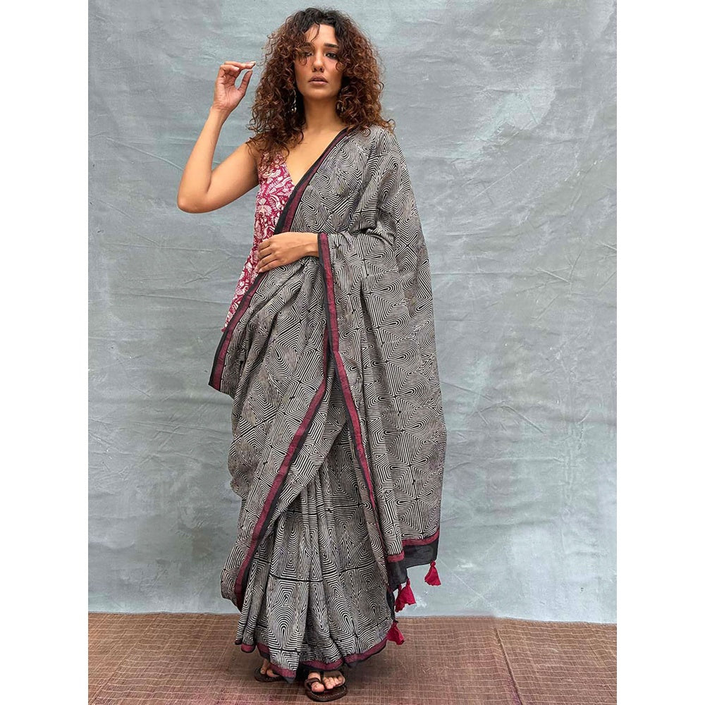 Chidiyaa Women Black Pure Cotton Printed Saree with Unstitched Blouse