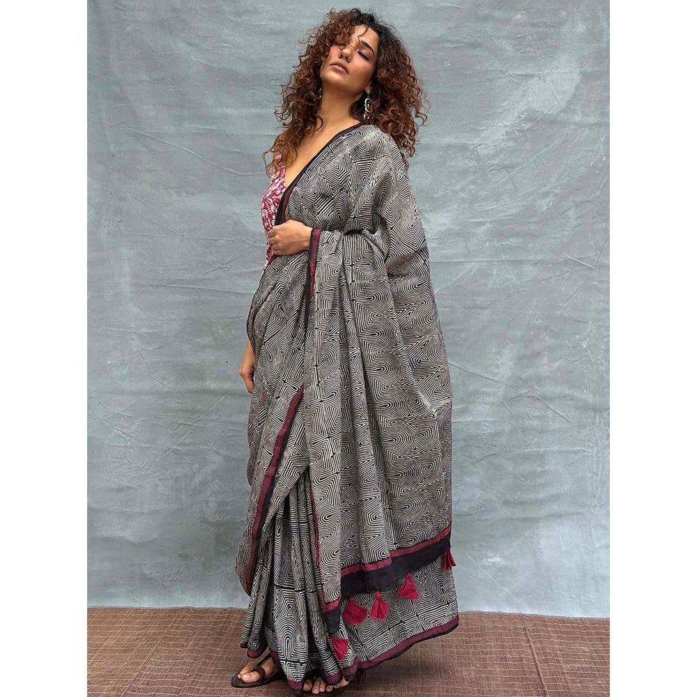 Chidiyaa Women Black Pure Cotton Printed Saree with Unstitched Blouse