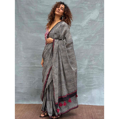 Chidiyaa Women Black Pure Cotton Printed Saree with Unstitched Blouse