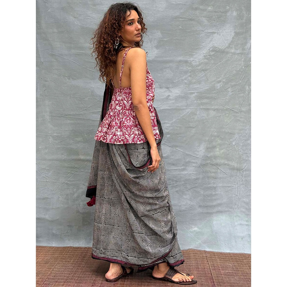 Chidiyaa Women Black Pure Cotton Printed Saree with Unstitched Blouse