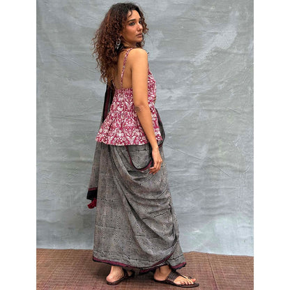 Chidiyaa Women Black Pure Cotton Printed Saree with Unstitched Blouse