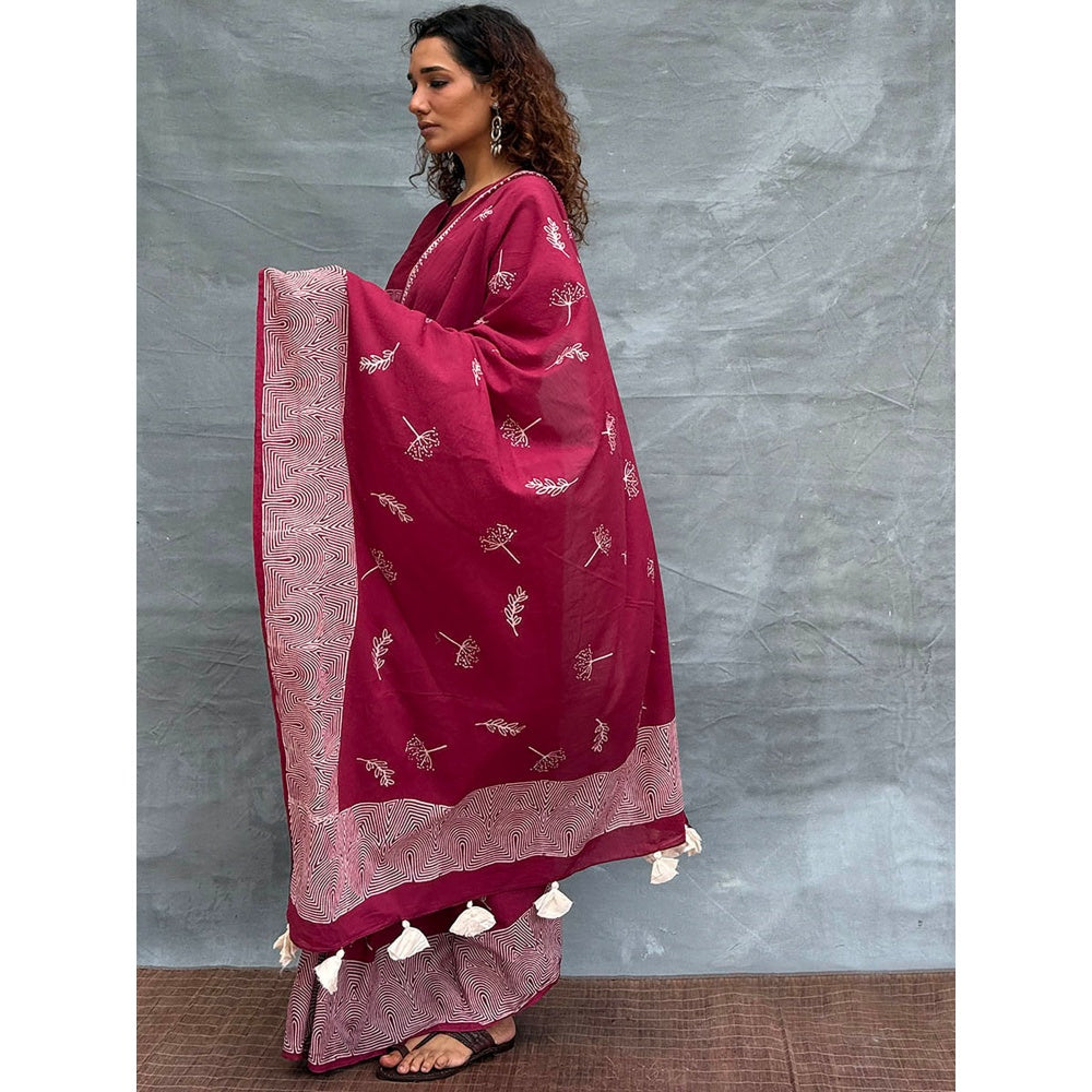 Chidiyaa Women Maroon Pure Cotton Printed Saree with Unstitched Blouse