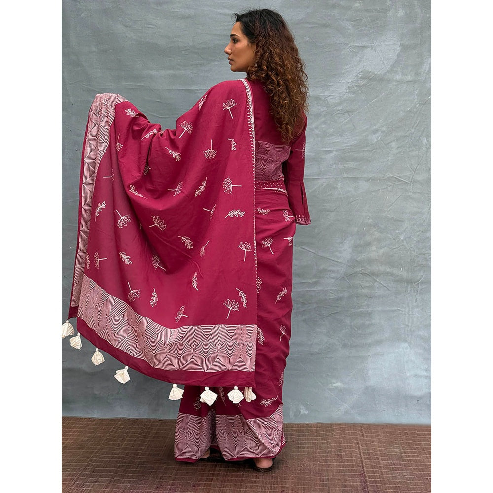 Chidiyaa Women Maroon Pure Cotton Printed Saree with Unstitched Blouse
