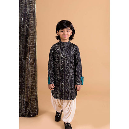 Chotibuti Bandhni Pathani Black Kurta with Salwar