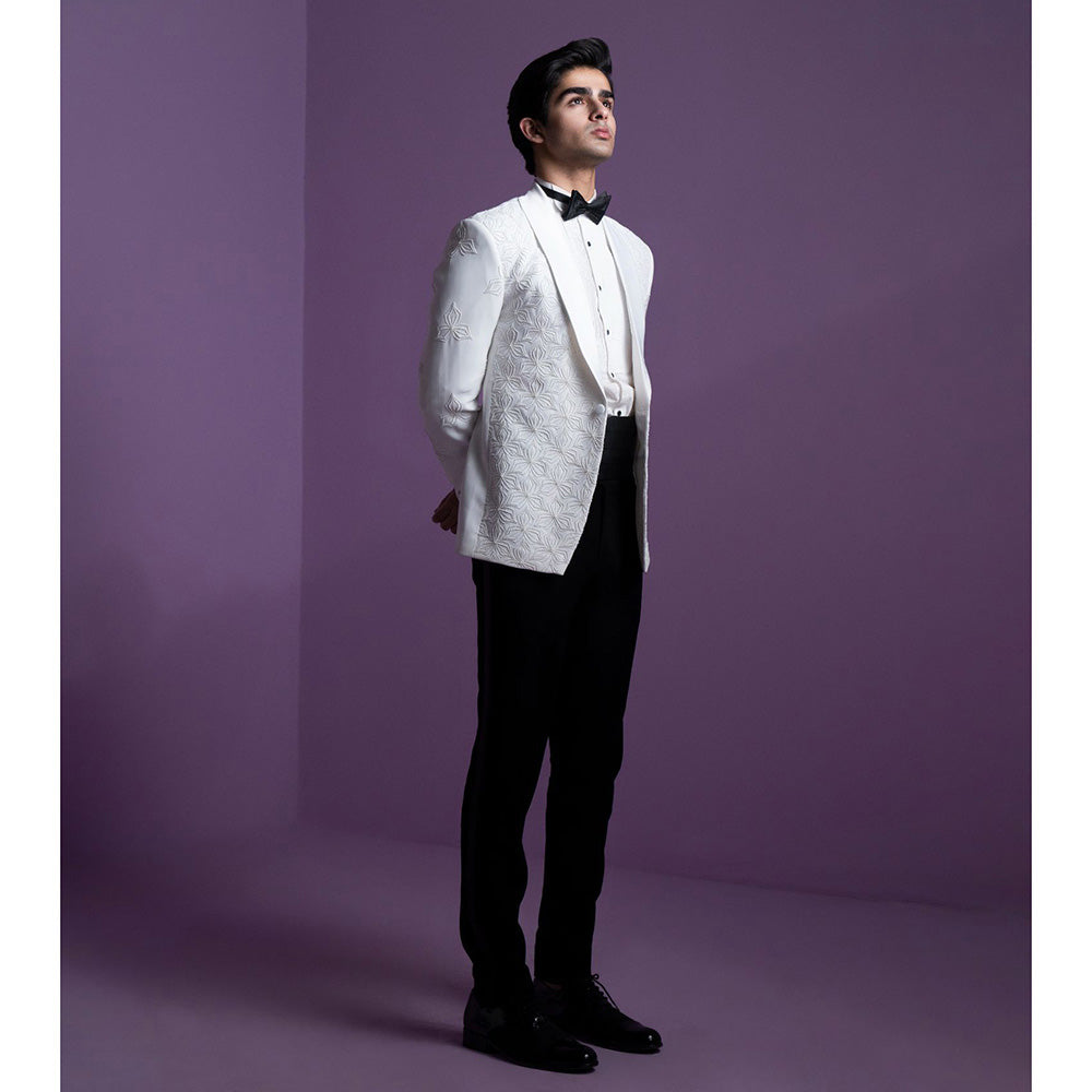 CONTRAST BY PARTH White Spotlight Tuxedo (Set of 5)