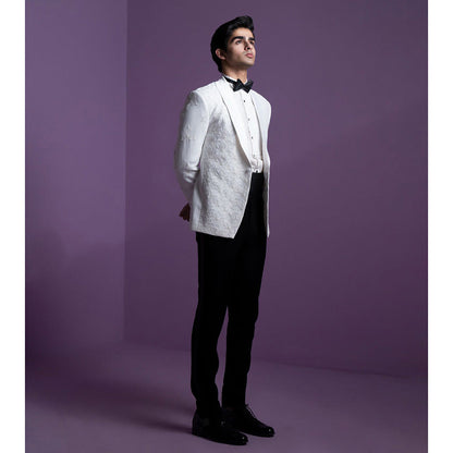 CONTRAST BY PARTH White Spotlight Tuxedo (Set of 5)