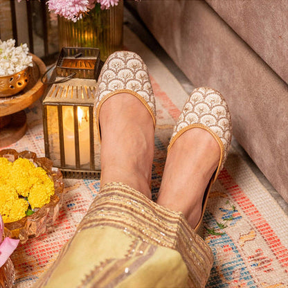 Coral Haze Women White Aarambh Juttis