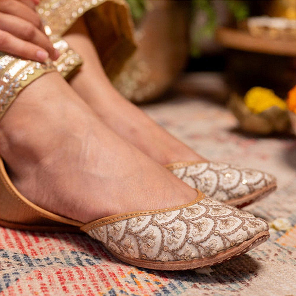 Coral Haze Women White Aarambh Juttis