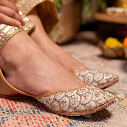 Coral Haze Women White Aarambh Juttis