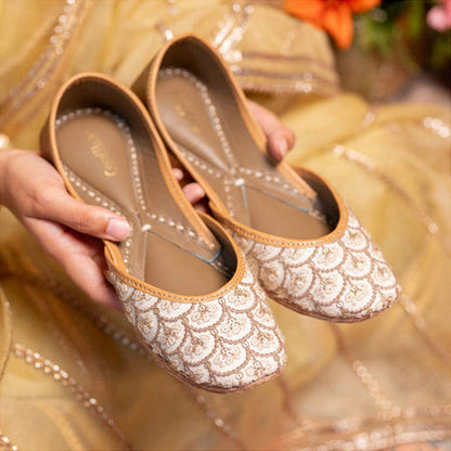 Coral Haze Women White Aarambh Juttis