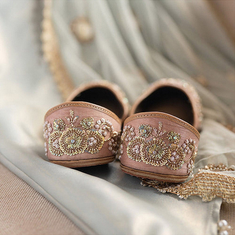 Coral Haze Gulzar Women Beige Juttis