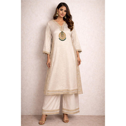 Daatri by meenakshi kakkar Ivory Embroidered Pheran Kurta with Pant