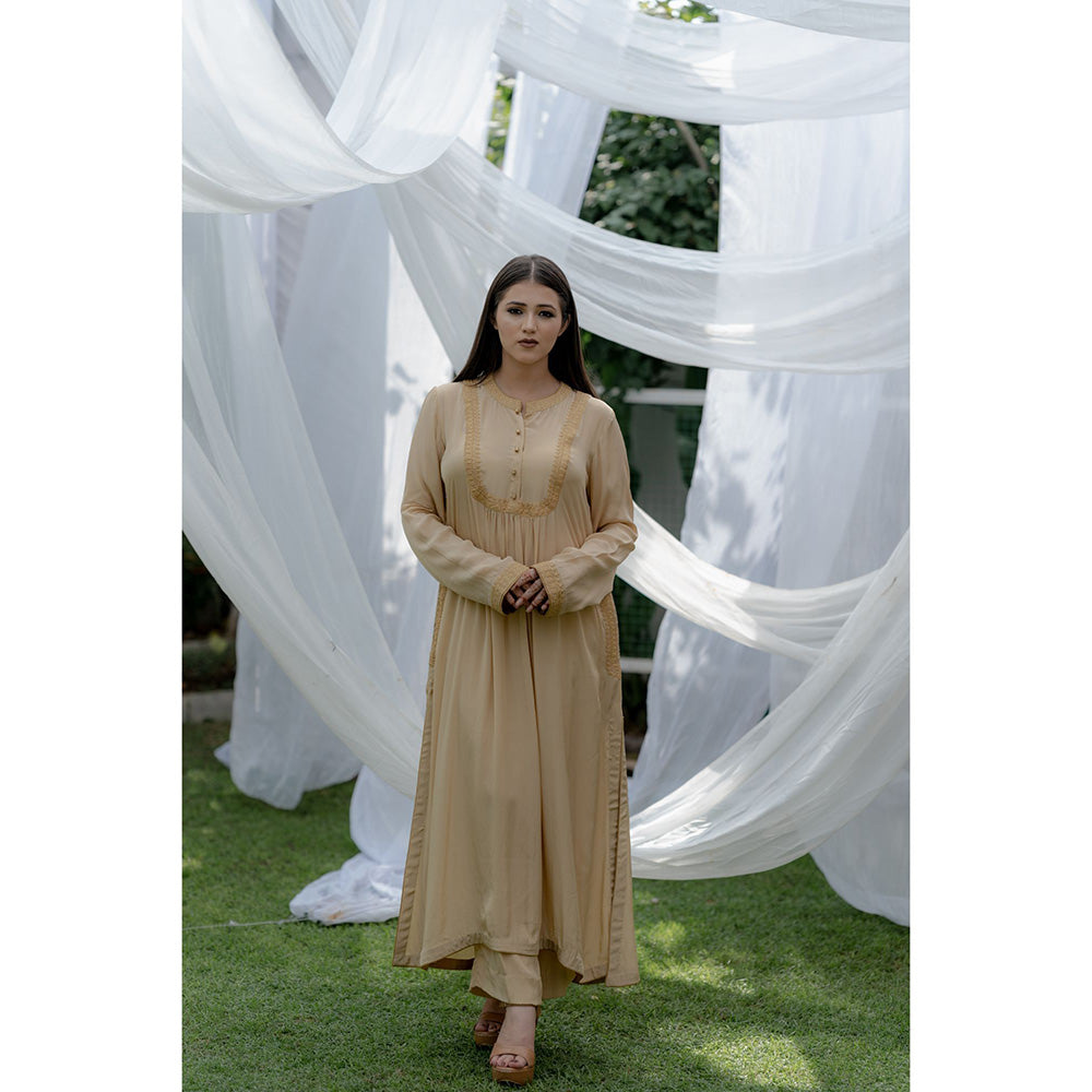 Daljit Sudan Beige York Tilla Kurta (Set of 2)