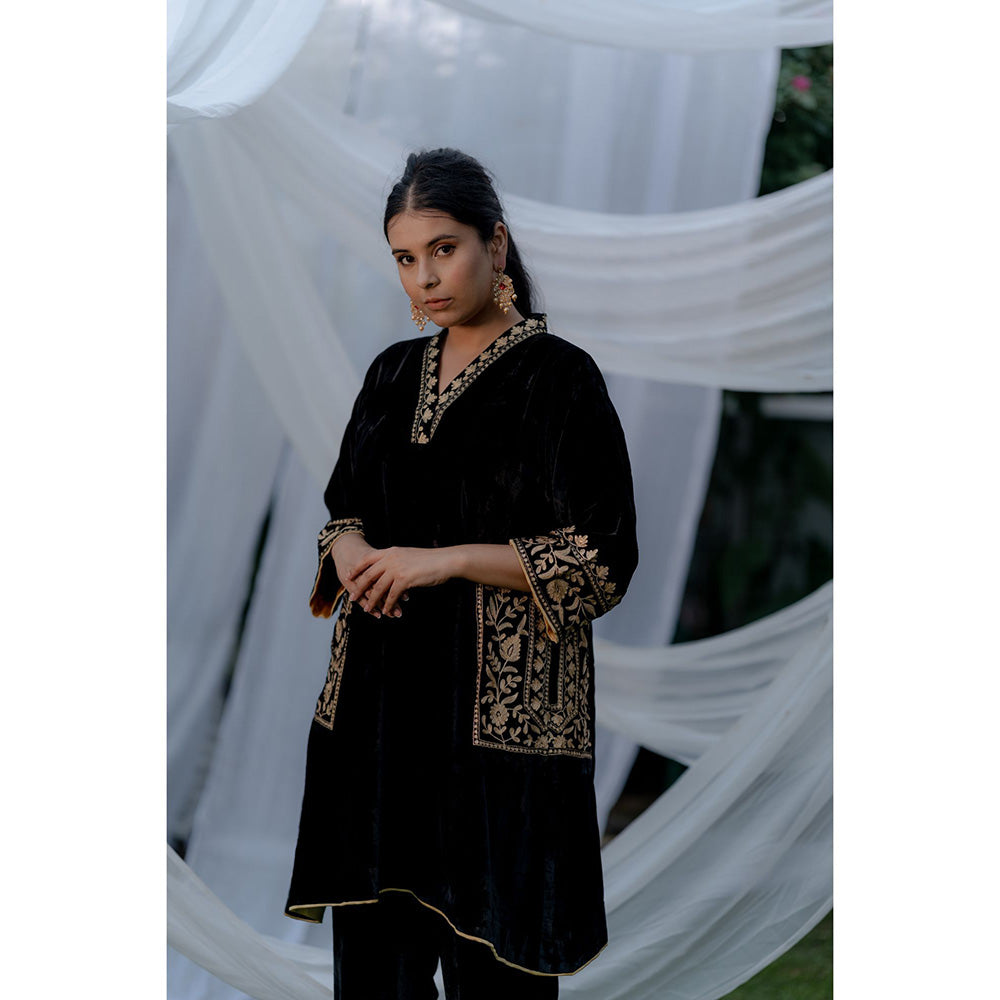 Daljit Sudan Black Velvet Pocket Kurta (Set of 2)
