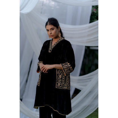 Daljit Sudan Black Velvet Pocket Kurta (Set of 2)