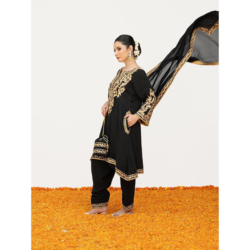 Daljit Sudan Black Crepe Aari Tilla Kurta with Pant, Dupatta and Potli (Set of 4)