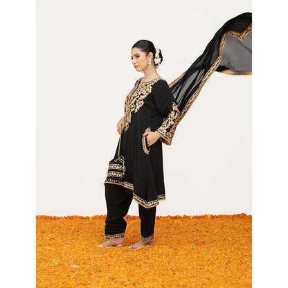 Daljit Sudan Black Crepe Aari Tilla Kurta with Pant, Dupatta and Potli (Set of 4)
