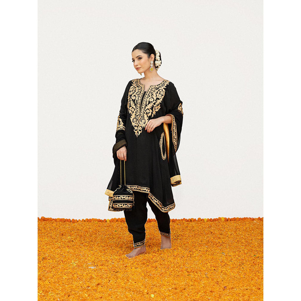Daljit Sudan Black Crepe Aari Tilla Kurta with Pant, Dupatta and Potli (Set of 4)