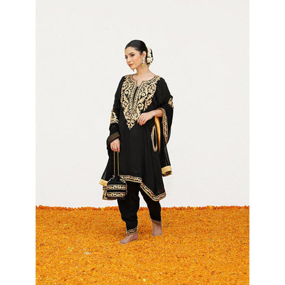 Daljit Sudan Black Crepe Aari Tilla Kurta with Pant, Dupatta and Potli (Set of 4)
