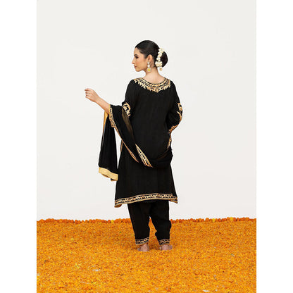 Daljit Sudan Black Crepe Aari Tilla Kurta with Pant, Dupatta and Potli (Set of 4)