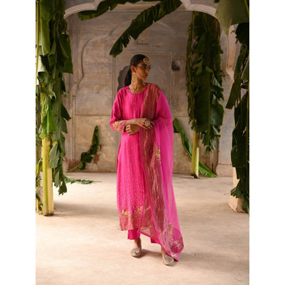 DEEPTHEE Fuchsia Pink Hand Embroidered Straight Kurta (Set of 3)