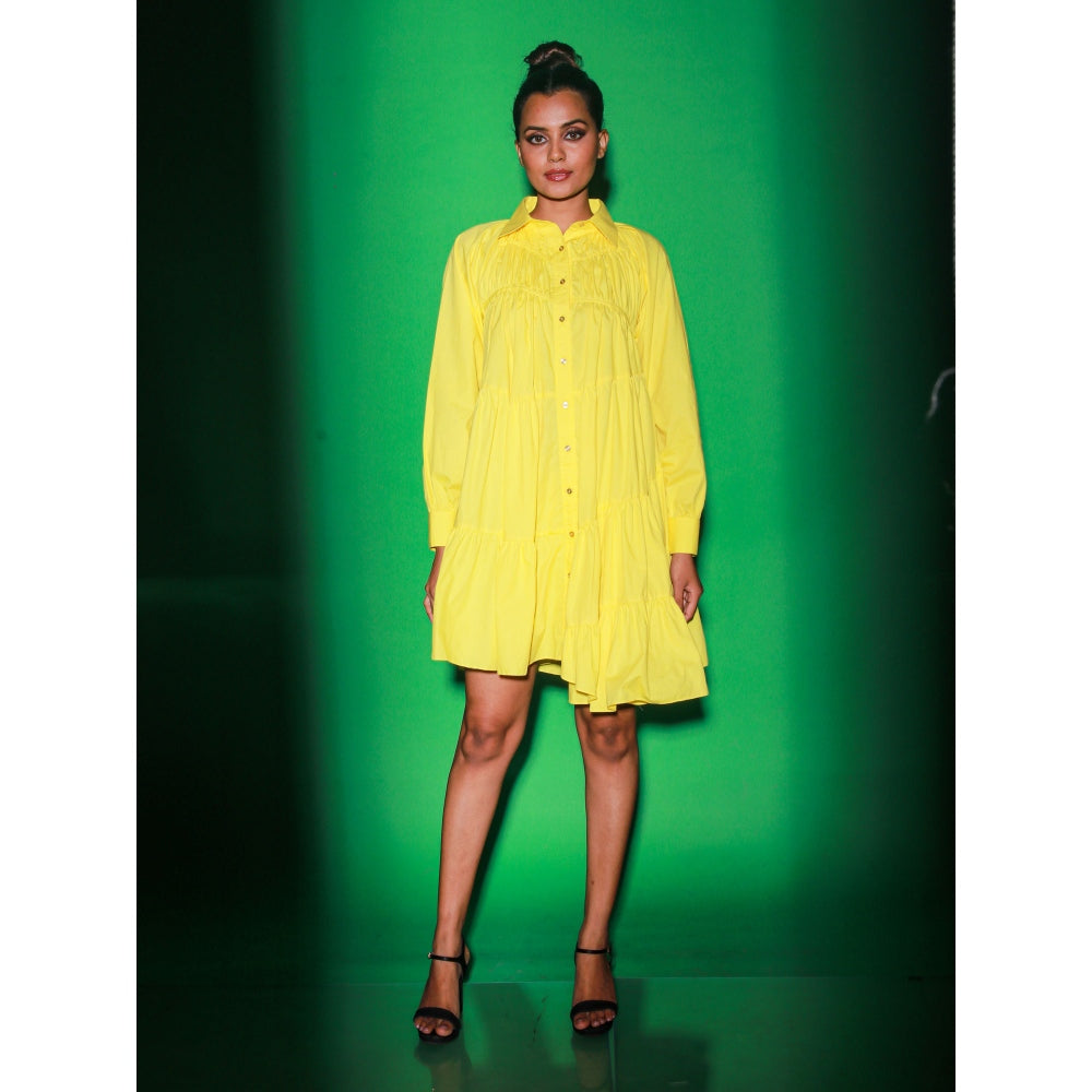 Echke Yellow Short Tiered Dress With Collar And 3/4 Sleeves