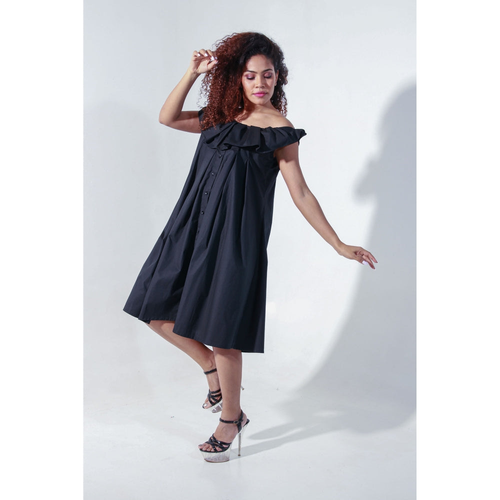 Echke Sleeveless Long Dress with High Pleated Neck Feature