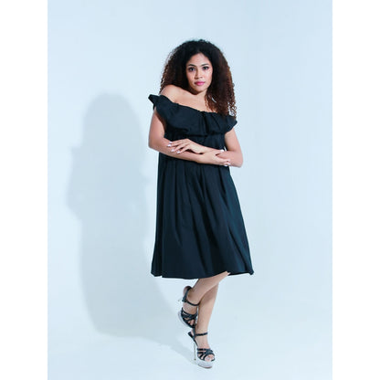 Echke Sleeveless Long Dress with High Pleated Neck Feature