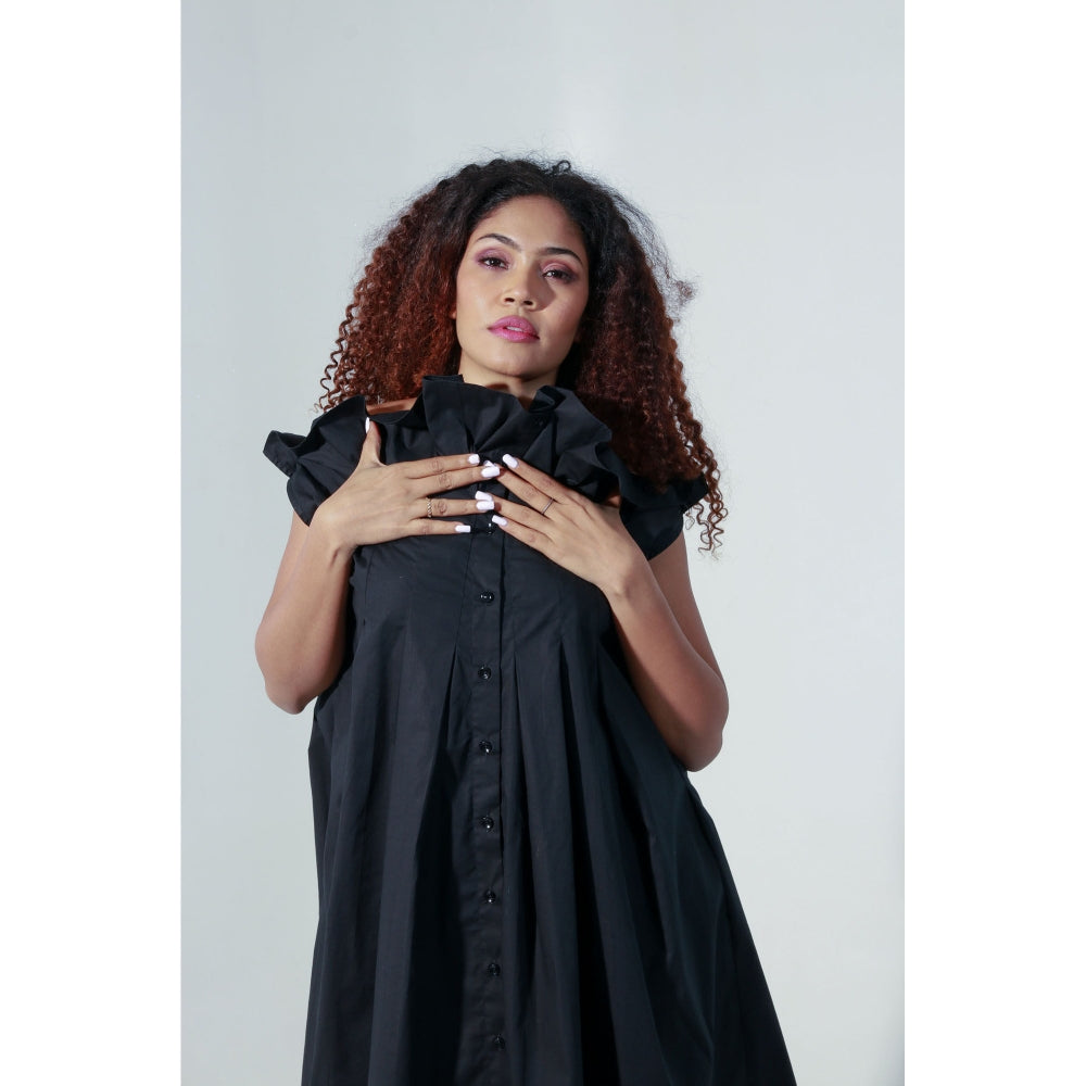 Echke Sleeveless Long Dress with High Pleated Neck Feature