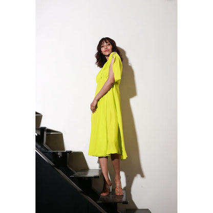 Echke Neck Rouged Dress with Broad Open Sleeves