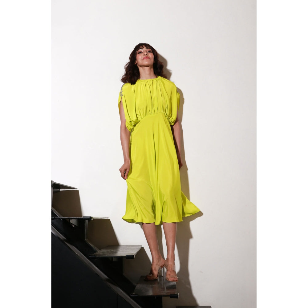 Echke Neck Rouged Dress with Broad Open Sleeves