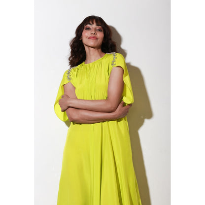 Echke Neck Rouged Dress with Broad Open Sleeves