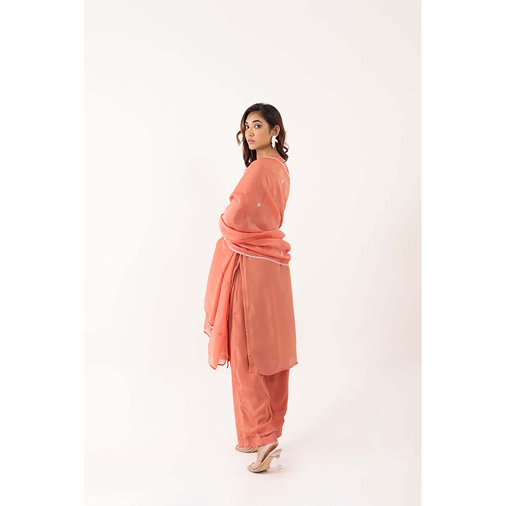 EESHA GUPTA Women Peach Solid/Plain Kurta with Pant and Dupatta (Set of 3)