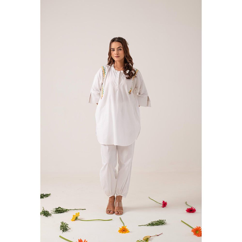 Ekavira Kanti White Floral Print Kurta and Pant (Set of 2)