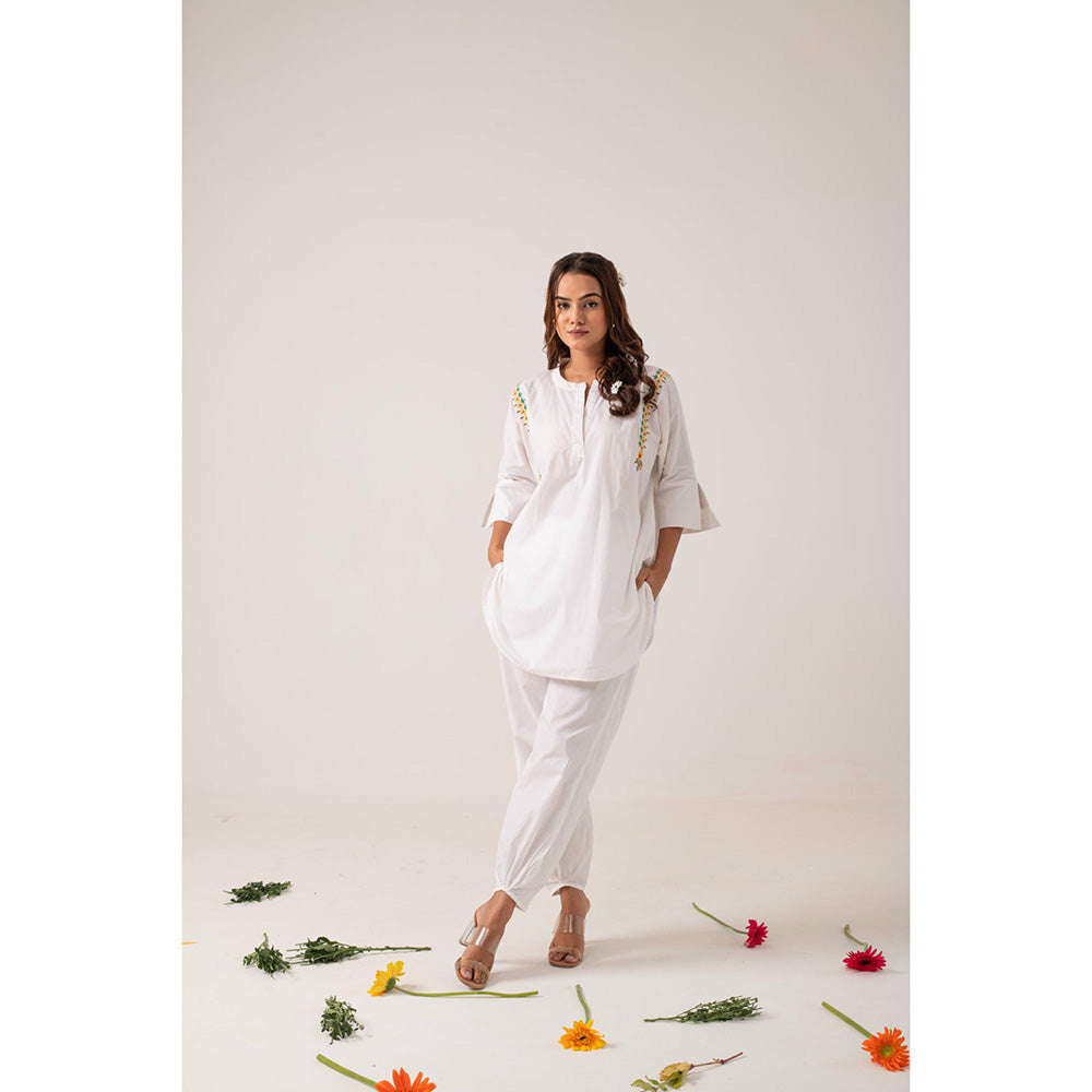 Ekavira Kanti White Floral Print Kurta and Pant (Set of 2)