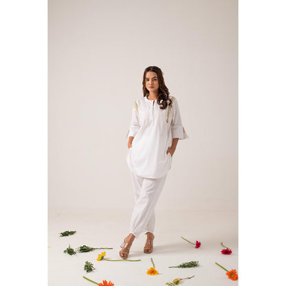 Ekavira Kanti White Floral Print Kurta and Pant (Set of 2)